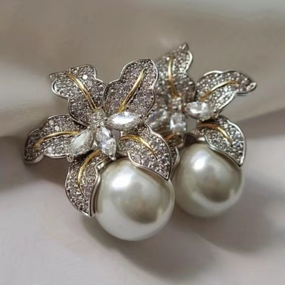 Petal pearl earrings with a line‎ of gold very elegant piece